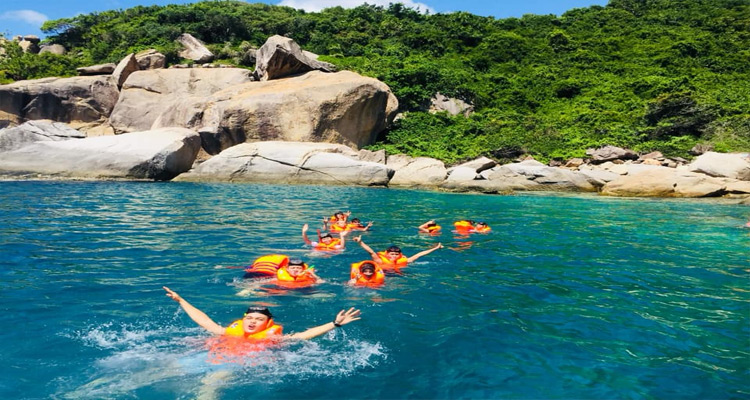 Games in Vinh Hy